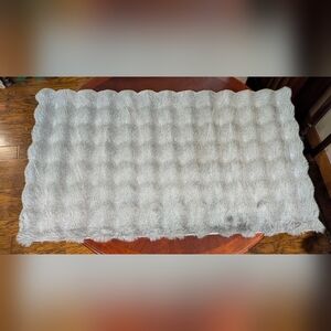 NWT SilhouetteHOME Luxury Soft Shag Throw Rug - Gray